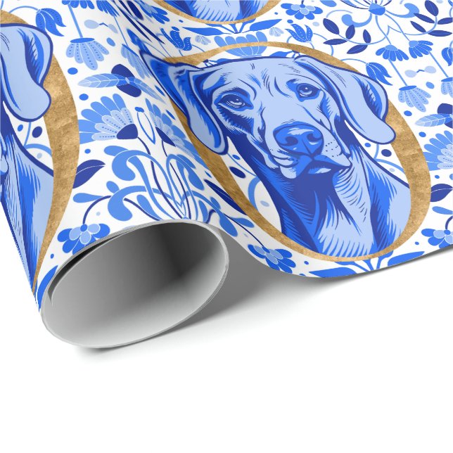 Weimaraner peering thru the letter "O" in Gold Geschenkpapier (Rolleneckpunkt)