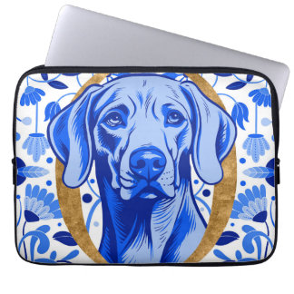 Weimaraner peering thru the letter "O" in Gold Laptopschutzhülle