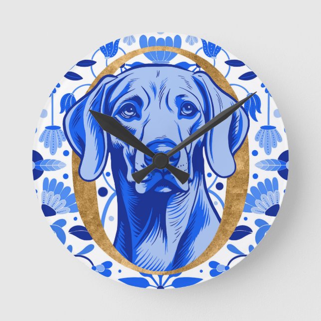 Weimaraner peering thru the letter "O" in Gold Runde Wanduhr (Vorderseite)