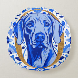 Weimaraner peering thru the letter "O" in Gold Rundes Kissen