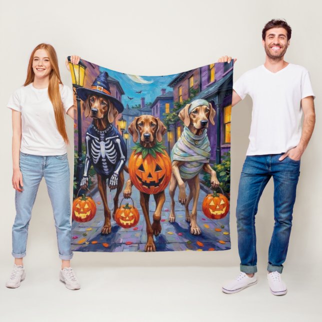 Weimaraner Trick-or-Treating in Halloween-Kostümen Fleecedecke (Beispiel)