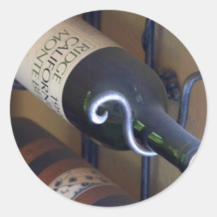 Wein-Flaschen in einem Gestell Runder Aufkleber