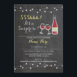 Wein Geburtstagsparty Rotes Glas JEDES ALTER Einla Einladung<br><div class="desc">Rustikales Chalkboard Überraschendes Party mit Weinflasche,  Gläsern & Saitenleuchten. Perfekt für jede Altersgeburtsfeier. ÄNDERN SIE DEN TEXT EINFACH,  UM IHR PARTY ANZUG. Der Back Print im Lieferumfang</div>