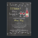 Wein Geburtstagsparty Rotes Glas JEDES ALTER Einla Einladung<br><div class="desc">Rustikales Chalkboard Überraschendes Party mit Weinflasche,  Gläsern & Saitenleuchten. Perfekt für jede Altersgeburtsfeier. ÄNDERN SIE DEN TEXT EINFACH,  UM IHR PARTY ANZUG. Der Back Print im Lieferumfang</div>