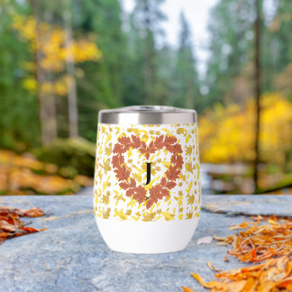 Wein Glas krönt sein Bett aus Blättern mit Herbstf