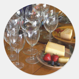 Wein-Gläser Stawberries und Käse-Stillleben Stu Runder Aufkleber