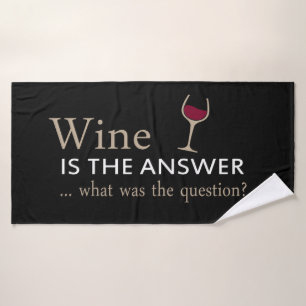 Wein ist die Antwort auf ein lustiges Weinangebot Badehandtuch