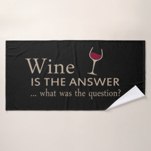 Wein ist die Antwort auf ein lustiges Weinangebot Badehandtuch