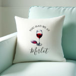 Wein-Lover-Geschenk, das du mir in Merlot gegeben  Kissen<br><div class="desc">Sie suchen nach Geschenkideen mit trendiger Drehung? Dieses "You Had Me at Merlot" Kissen für den Stuhl ist ein Muss für jeden Rotwein Liebhaber. Mit einem witzigen Pun und einer stilvollen Illustration eines Weinglases verbindet es Spaß und Eleganz - und ist damit das perfekte Geschenk für Ihre Mutter, Ihren besten...</div>
