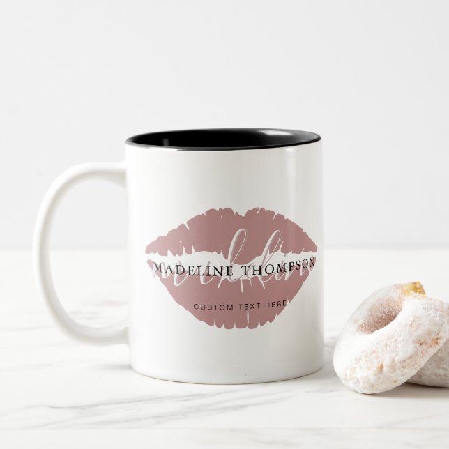 Wein Tinte Lippen Kalligrafie Script QR Code Zweifarbige Tasse (Mit Donut)