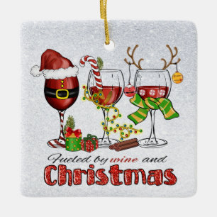 Wein und Weihnachtsschmuck