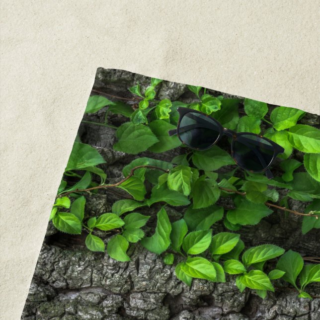 Weinbedeckte Baumrinde rustikale Natur braun grün Strandtuch (Beispiel)