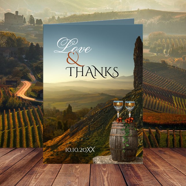 Weinberg Foto Hochzeit Dankeschön Karte (Wedding Thank You card showing two wine glasses and grapes on a wine barrel overlooking a vineyard)