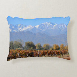 Weinberge im Fall von Mendoza, Argentinien Zierkissen