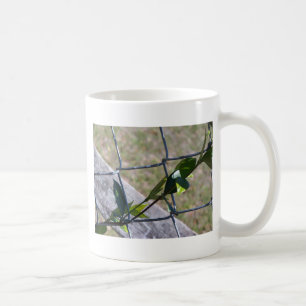 Weine auf einem Kettenzaun finden Leben einen Weg Kaffeetasse
