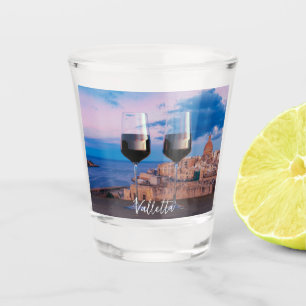 Weingläser mit Blick auf den Sonnenuntergang über Schnapsglas