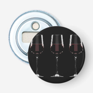 Weingläser mit Rotwein auf schwarz Flaschenöffner