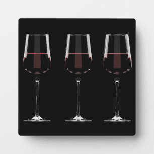 Weingläser mit Rotwein auf schwarz Fotoplatte