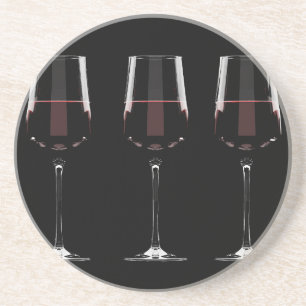 Weingläser mit Rotwein auf schwarz Getränkeuntersetzer