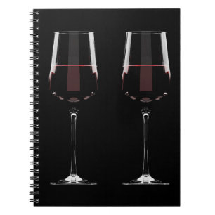 Weingläser mit Rotwein auf schwarz Notizblock