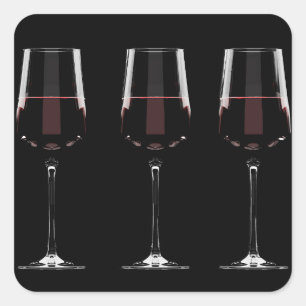 Weingläser mit Rotwein auf schwarz Quadratischer Aufkleber