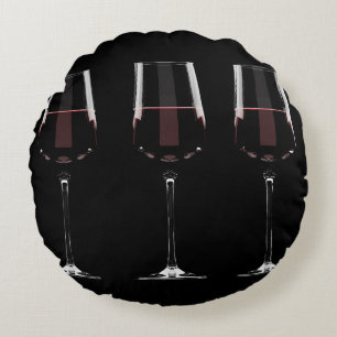 Weingläser mit Rotwein auf schwarz Rundes Kissen