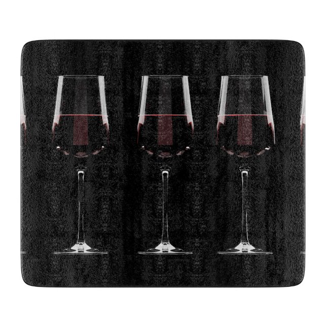 Weingläser mit Rotwein auf schwarz Schneidebrett (Vorderseite)