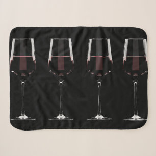 Weingläser mit Rotwein auf schwarz Sherpadecke