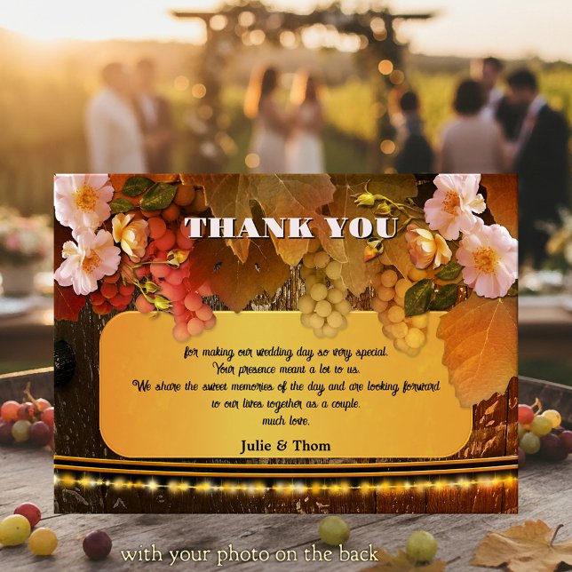 Weingut- oder Winzerhochzeit-Dankeschön-Fotokarte Einladung (Wedding Thank You card featuring grapes, peach colored roses and string lights on a wine barrel)