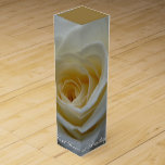 Weinkasten Weißer Rose Weinkasten Persönliche Gold Wein-Geschenkverpackung<br><div class="desc">White Rose Weinkasten Personalisierte White Gold Rose Box Rose Geschenkboxen Schmuckboxen klassische Rose Füchse Hier Personalisierte Blume Geschenke Weinkasten Maßgeschneiderte Rose Mementos für Männer, Frauen, Jungen, Girls Day White Roses Weinkasten Klicken Sie auf "Anpassen", um mehr Text wählen Schriftart und benutzerdefinierte Farben Rosen Rose Wedding Beileid Wine Boxen für endet...</div>