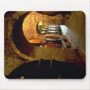 Weinkeller in Montepulciano, Toskana, Italien Mousepad