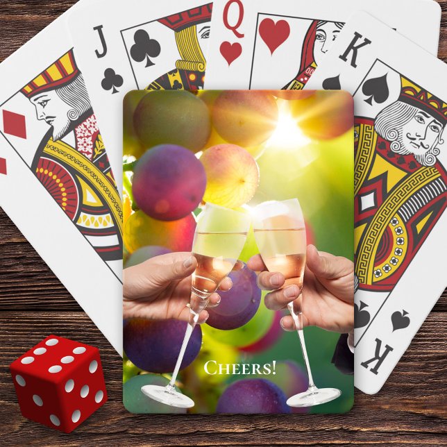 Weinliebhaber Gefallen beim Kartenspielen Spielkarten (Deck of cards featuring a toast with wine glasses on a colorful grapes background)