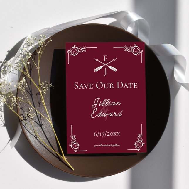 Weinrote Monogramm und Pfeile Save the Date Ankündigung (Wine Red Monogram and Arrows Save the Date)