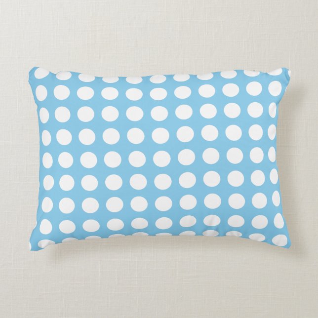 Weiß auf Baby Blue Große horizontale Polka Punkte Dekokissen (Vorderseite)