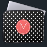 Weiß auf schwarzen Polka Dot Korallenrot Akzente Laptopschutzhülle<br><div class="desc">Elegantes weißes Polka-Dot-Muster über anpassbare schwarze Hintergrundfarbe. Korallenrote Kreise akzentuieren sich mit anpassbaren und optionalen Monogrammen.</div>