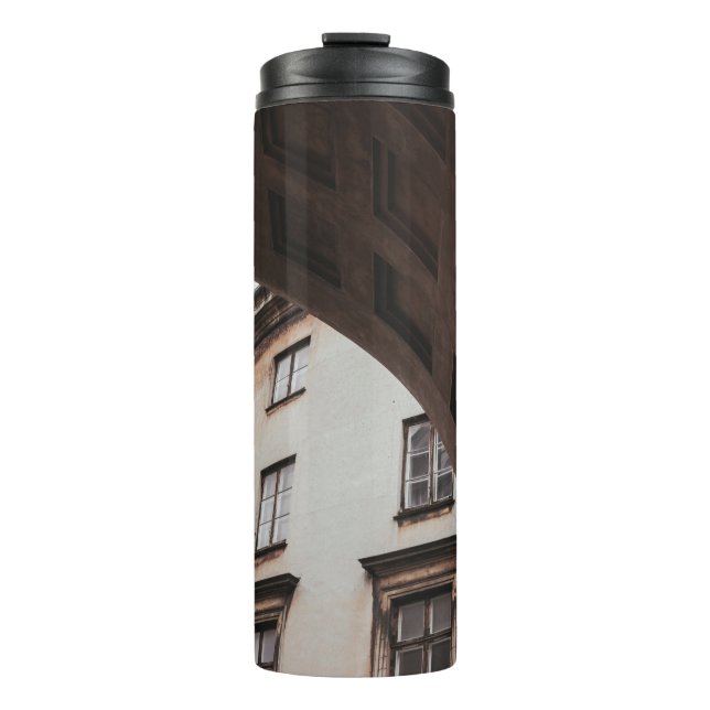 WEISS GESTRICHENES GEBÄUDE THERMOSBECHER (Vorderseite)