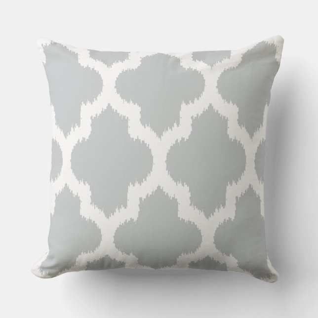 Weiß & Grau Modernes Quatrefolien Ikat Muster Kissen (Vorderseite)