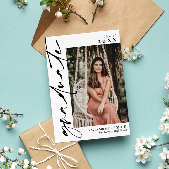 Weiß mit Schwarz-Kalligrafie-Foto-Abschluss Einladung (Von Creator hochgeladen)