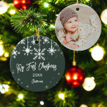 Weiß schneeelegantes Grün mein erstes Weihnachtsfe Keramik Ornament<br><div class="desc">Feiern Sie Ihr Baby mit diesem modernen weißen Schnee und hängenden Schneeflocken in weißen eleganten Weihnachtsschmuck auf Grün. Fügen Sie Ihrem Baby das Foto hinzu.</div>