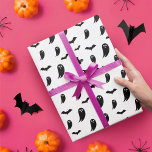 Weiß & Schwarz Halloween Ghost & Bats Muster Geschenkpapier<br><div class="desc">Fun weiß und schwarz Halloween Ghost und Bat Muster Papier Packpapier. Ideal für Ihr nächstes Halloween-Party. Von Moodthology Papery entworfen</div>