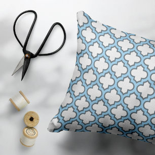 Weiß und Baby Blue Trellis, Gitter, Quatrefolie Dekokissen