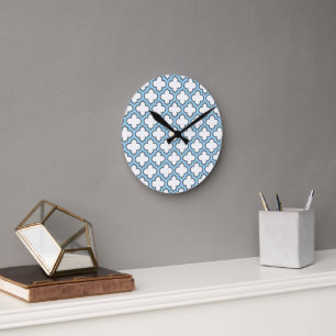 Weiß und Baby Blue Trellis, Gitter, Quatrefolie Runde Wanduhr