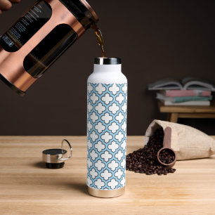 Weiß und Baby Blue Trellis, Gitter, Quatrefolie Trinkflasche