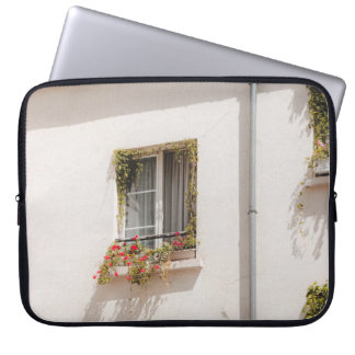 WEISS UND BROWN KONKRETE HÄUSER LAPTOPSCHUTZHÜLLE