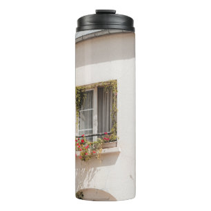 WEISS UND BROWN KONKRETE HÄUSER THERMOSBECHER