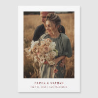Weiß und Dunkelrot | Foto Magnetic Save the Date