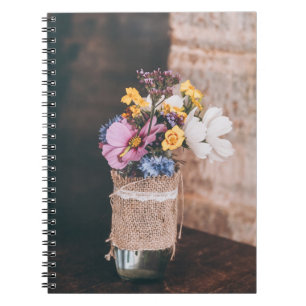 WEISS UND GELBEN PETALIERTE BLUME IN GLAS VASE NOTIZBLOCK