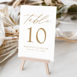 Weiß und Gold Moderne Hochzeit Tischnummer<br><div class="desc">Trendy, minimalistische Hochzeitskarten mit moderner Goldschrift mit "Table" in moderner Kalligraphie-Schrift. Das Design weist einen weißen Hintergrund oder eine Farbe Ihrer Wahl auf. Das Design wiederholt sich auf der Rückseite. Um die Tischkarten zu bestellen: Fügen Sie Ihren Namen, Ihr Hochzeitstag und Ihre Tischnummer hinzu. Fügen Sie jede Nummer einzeln in...</div>