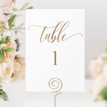 Weiß und Gold Moderne Minimalistische Tischnummer<br><div class="desc">Helfen Sie Ihren Gästen mit dieser eleganten, modernen Tischnummer in Weiß und Gold, ihren Tisch zu finden. Doppelseitige Karten. Durch das Löschen von Leerzeichen ist es Ihnen möglich, einen Tisch oder Rahmen zu verwenden. Attraktiver "Tisch" in moderner handgeschriebener Kalligrafie in Imitaten Goldfolienprint. Hintergrundfarbe in Weiß, die in eine andere Farbe...</div>