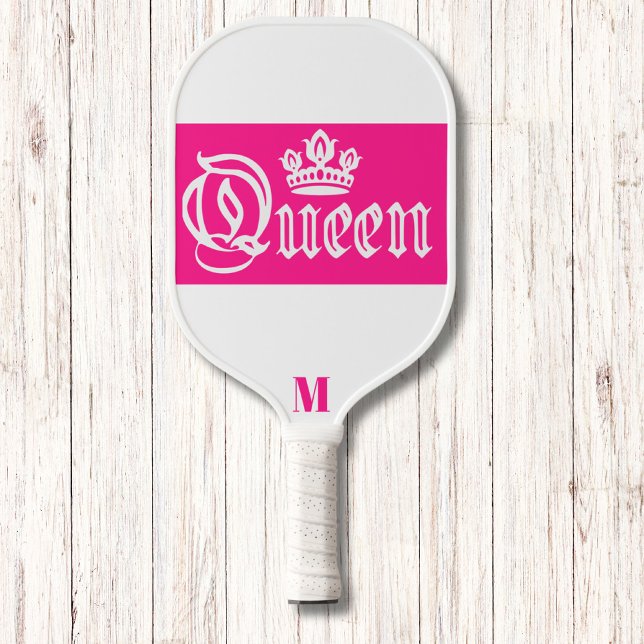 Weiß und hell rosa Königin Crown Modern Monogram Pickleball Schläger (Von Creator hochgeladen)